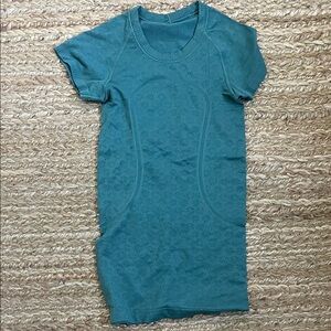 Teal colored long LULU swifty T size 0 or 2 we are not sure. Never worn. NWOT